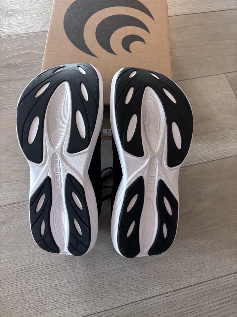 Topo Atmos Running Shoe Women's size 8.5 - Picture 4 of 6